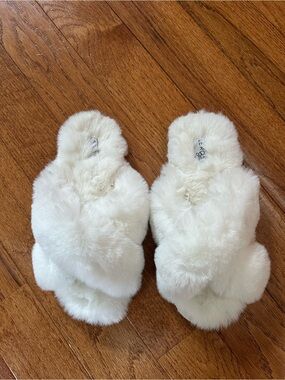 Le Rose White Fuzzy Slippers